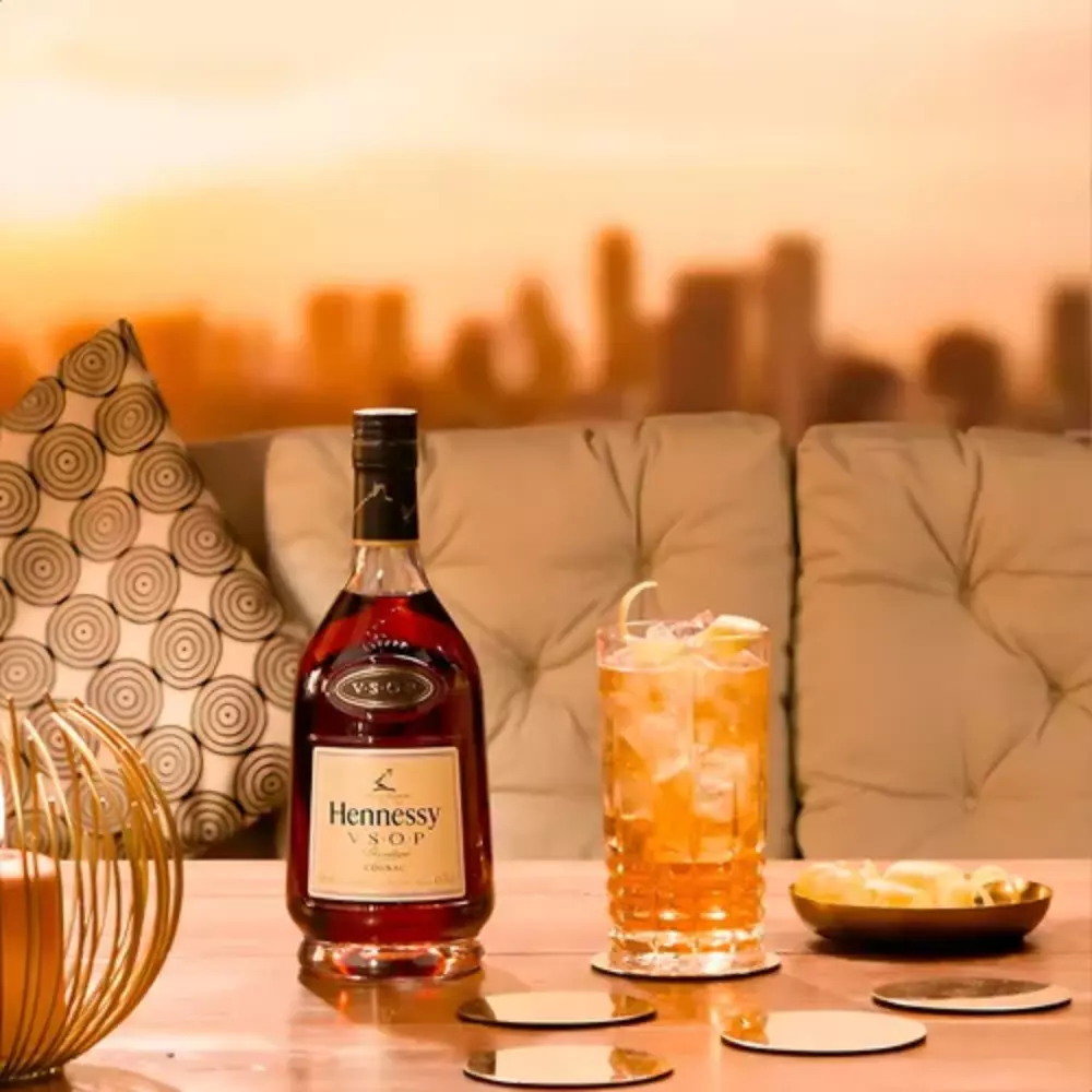 Menyambut Sunset dengan Segelas Hennessy